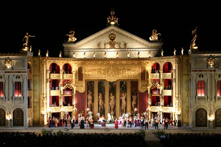 ...cioè, vi immaginate cosa non sarebbe assistere alla Traviata, senza sembrare deviate?