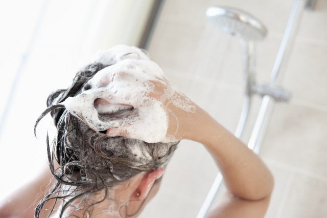 Fare lo shampoo troppo spesso fa male ai nostri capelli.