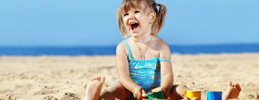 Bimba in spiaggia