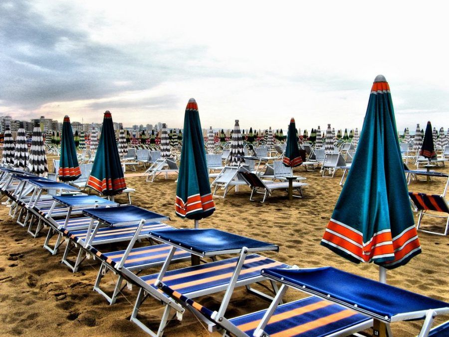 ombrelloni chiusi, cielo grigio, spiagge deserte.. eh si, l'estate sta finendo!