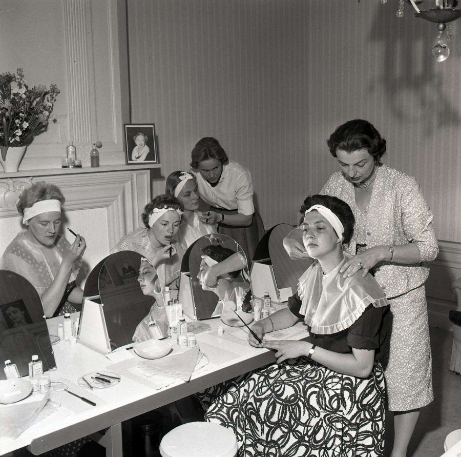 1954-ong-lessen-in-schoonheidsverz-bij-Elisabeth-Arden
