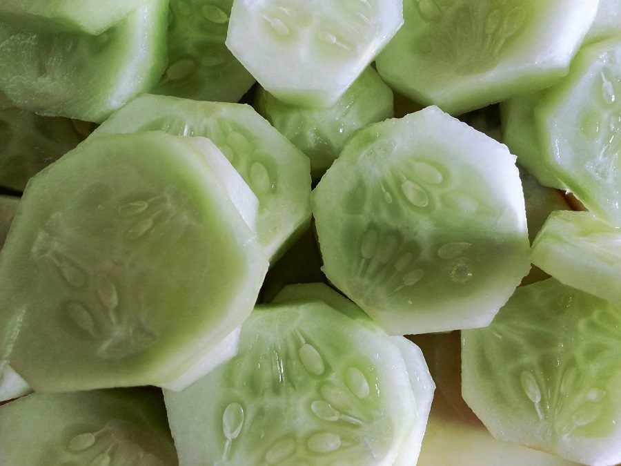 Fettine di cetrioli sugli occhi