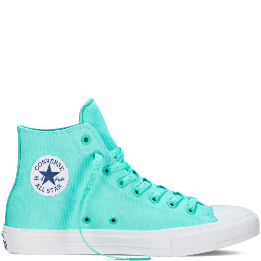 I buchi servono per far entrare aria nelle scarpe...