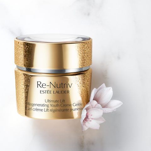 Re-Nutriv Ultimate Lift Regenerating Youth assicura la rigenerazione cutanea e il ringiovanimento.