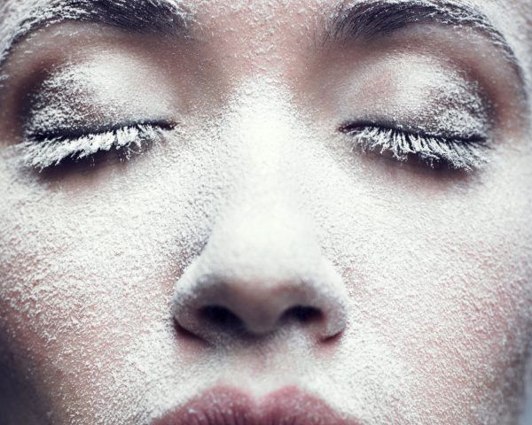 In inverno il nostro viso viene aggredito dalle basse temperature.