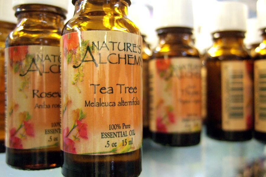 Una boccetta di tea tree oil