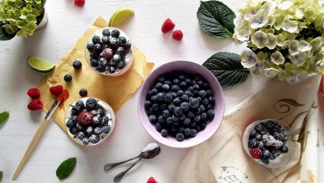Il tiramisù con yogurt greco e frutti di bosco