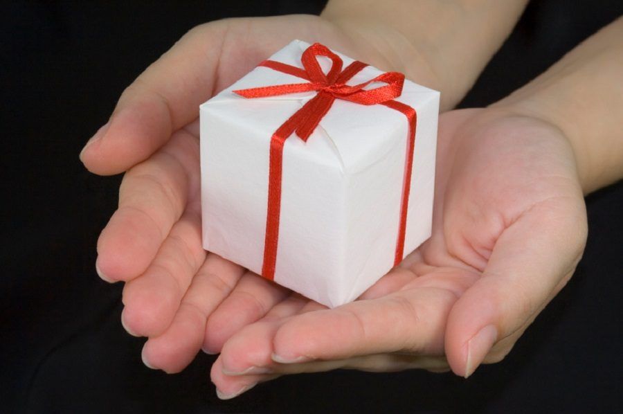 Consegnate sempre il regalo sorridendo (e aspettate di vedere l'espressione orripilata)