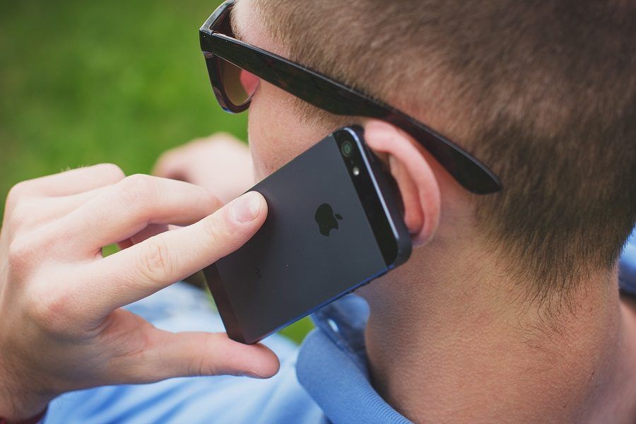 Siate concise, chiare, dirette e determinate se rompete col compagno al telefono