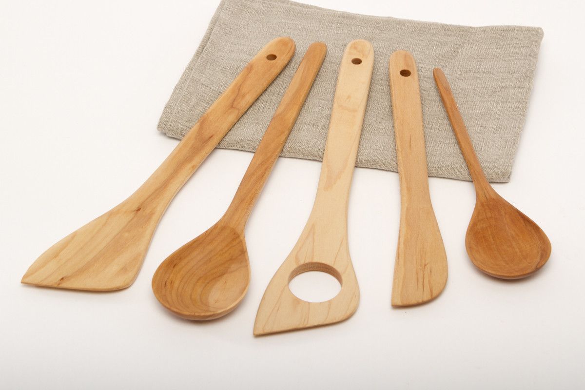 Gettate via anche i cucchiai di legno rovinati o bruciati.