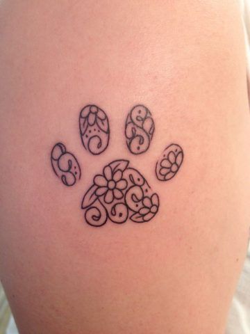 Tatuaggio dedicato ai cani in stile liberty