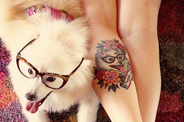 Tatuaggio dedicato ai cani con fiori