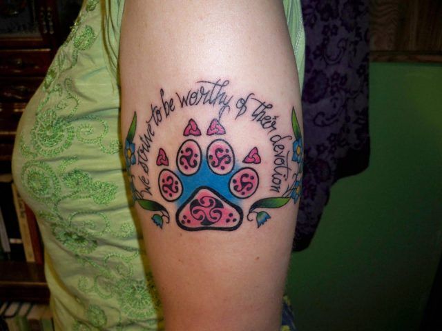 Tatuaggio dedicato ai cani con scritta