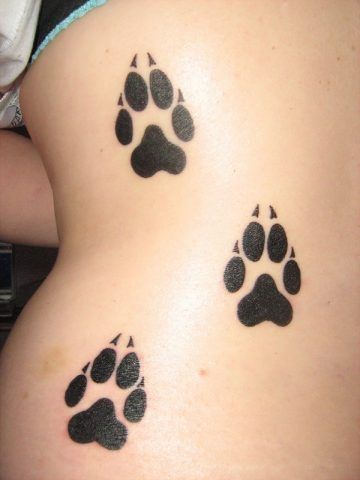 Tatuaggio dedicato ai cani con zampe giganti