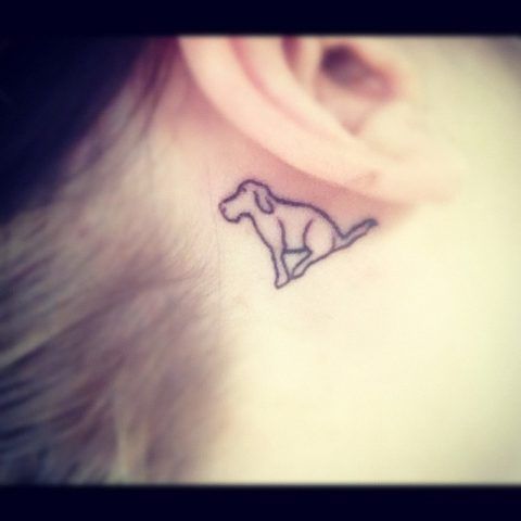 Tatuaggio dedicato ai cani piccolo dietro l'orecchio