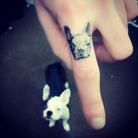 Tatuaggio dedicato ai cani sulle dita