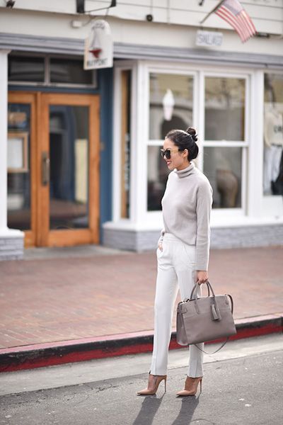Pantaloni a sigaretta e décolleté - Dal blog 9to5 chic