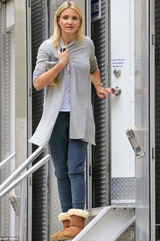 Cameron Diaz li porta con jeans e maxi cardigan