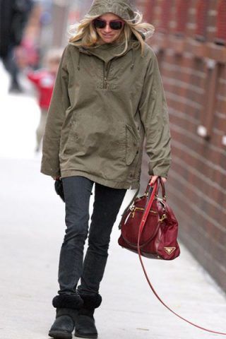 Sienna Miller li sfoggia con un parka verde
