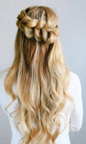 Capelli da sposa con una treccia posteriore