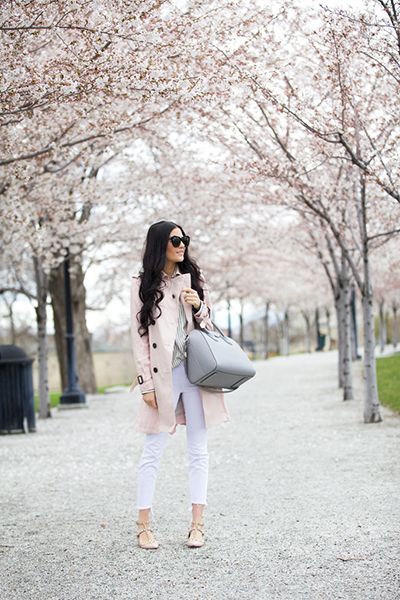 Trench, pantaloni bianchi e scarpe flat - Dal blog Pink Peonies