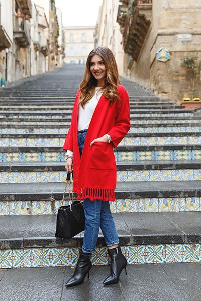 Giacca rossa, jeans e stivaletti - Dal blog The Mysterious Girl