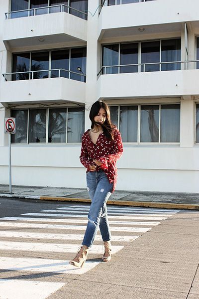 Camicia stampata, jeans e sandali - Dal blog Brunette Braid
