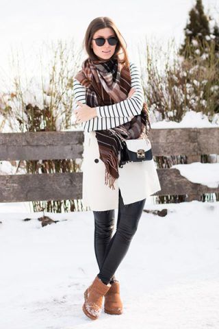 Cappotto bianco + leggings di pelle