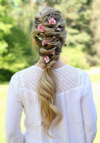 Pettinatura con decorazioni floreali