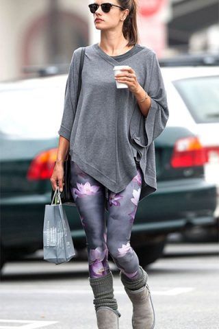 Alessandra Ambrosio li porta con leggings stampati