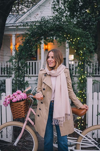 Trench, sciarpa rosa e denim - Dal blog Gal Meets Glam