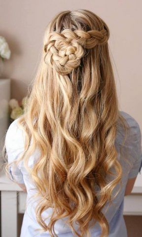 Con uno chignon intrecciato