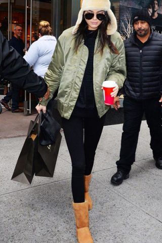 Kendall Jenner li sfoggia con pantaloni aderenti e bomber verde