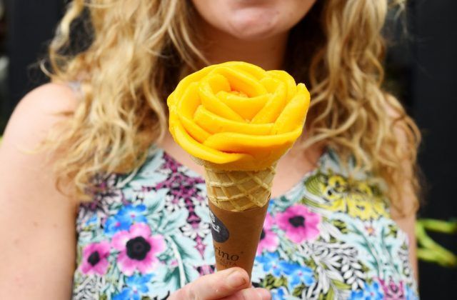 Gelato a forma di rosa gialla