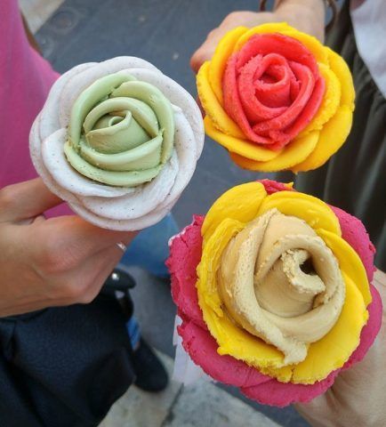 Gelato a forma di fiore colorato