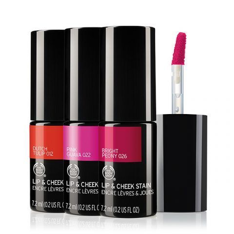 un prodotto multiuso da tamponare sulle guance per un effetto blush, da stendere direttamente sulle labbra con l'apposito applicatore come rossetto.