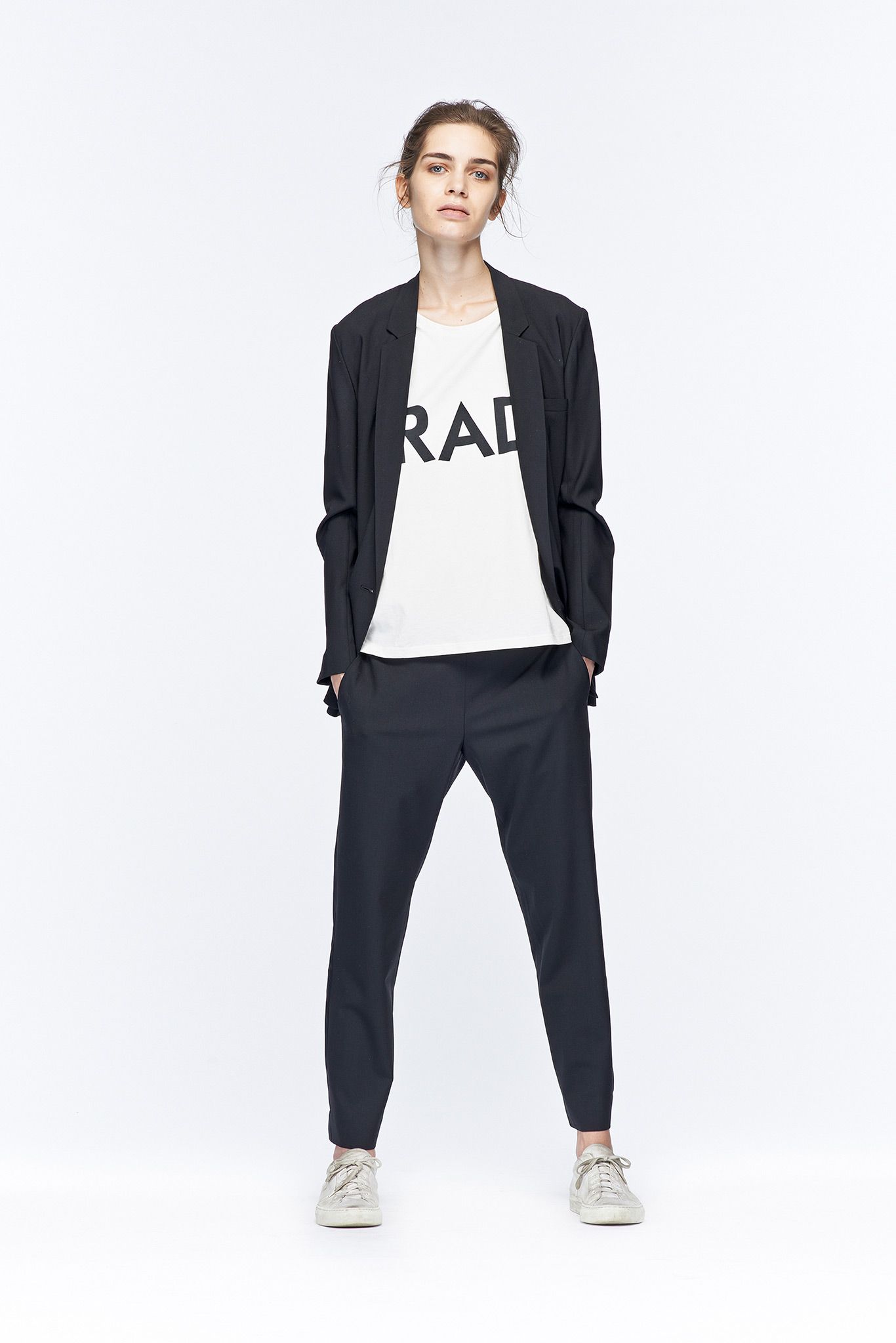 Look tomboy: completo giacca-pantalone con t-shirt