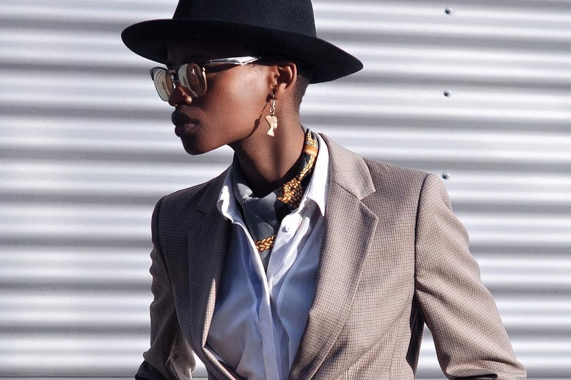Look tomboy: giacca, camicia e cappello