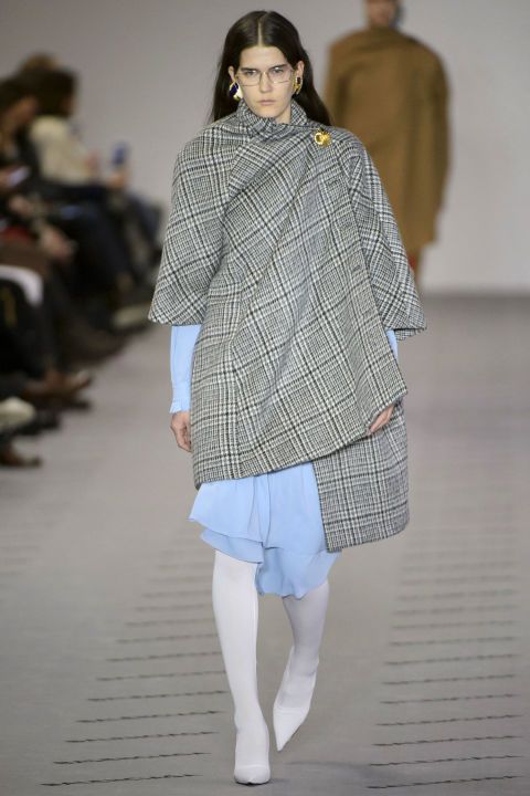 Paris Fashion Week, i mantelli di Balenciaga