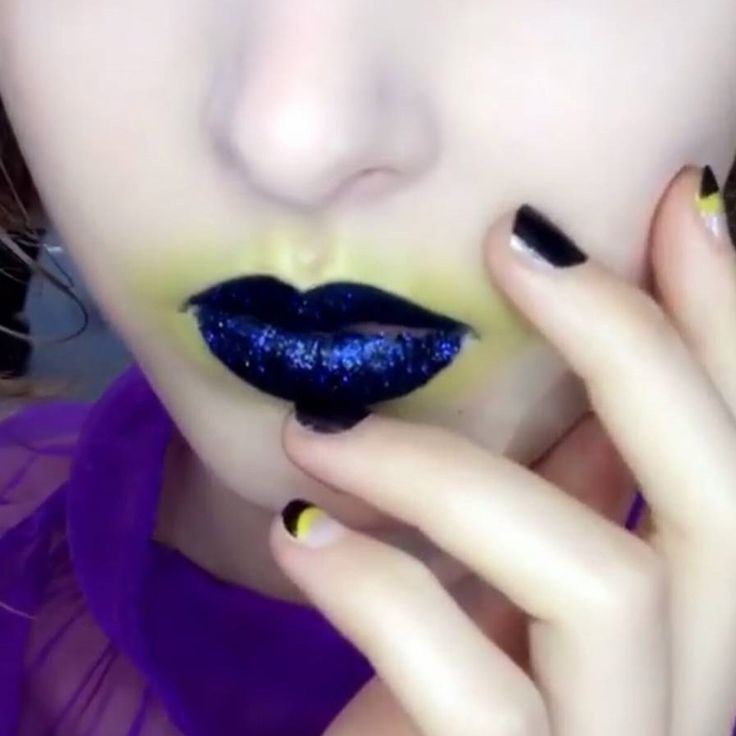 Make up labbra primavera-estate 2017, blu con glitter