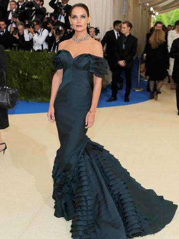 Mani lungo il corpo per Katie Holmes