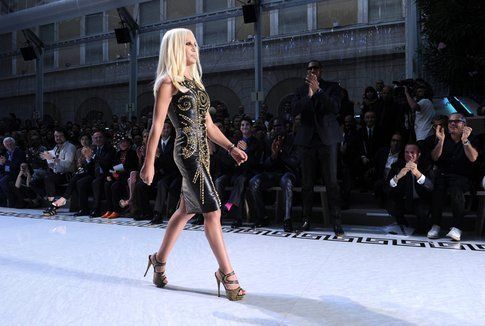 Il vestito per la collezione H&M indossato da Donatella Versace