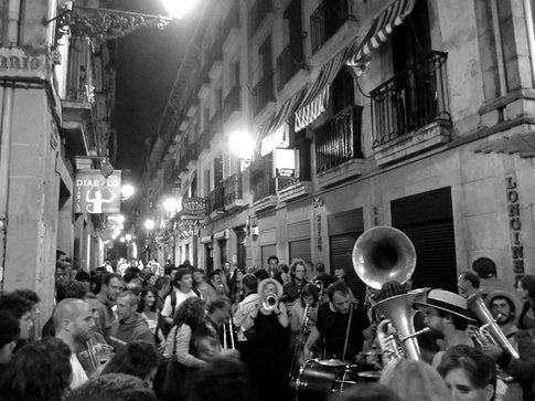 Paura e delirio per le strade di San Sebastian. La Semana Grande è una settimana itinerante/delirante di concerti