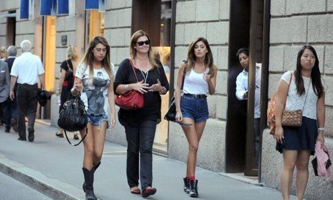 Belén con la sorella Cecilia e la mamma Veronica