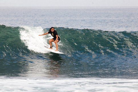 La Medlova mentre surfa un'onda balinese