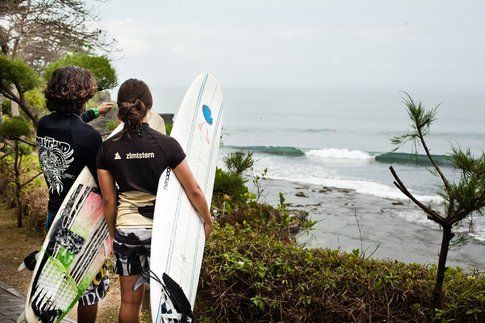 Klaudia Medlova con l'istruttore di Bali camp