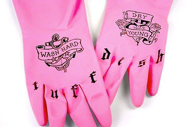 Tattoo Kitchen Gloves: per lavare i piatti da vera rocker