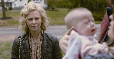 Una scena del film con Charlize Theron