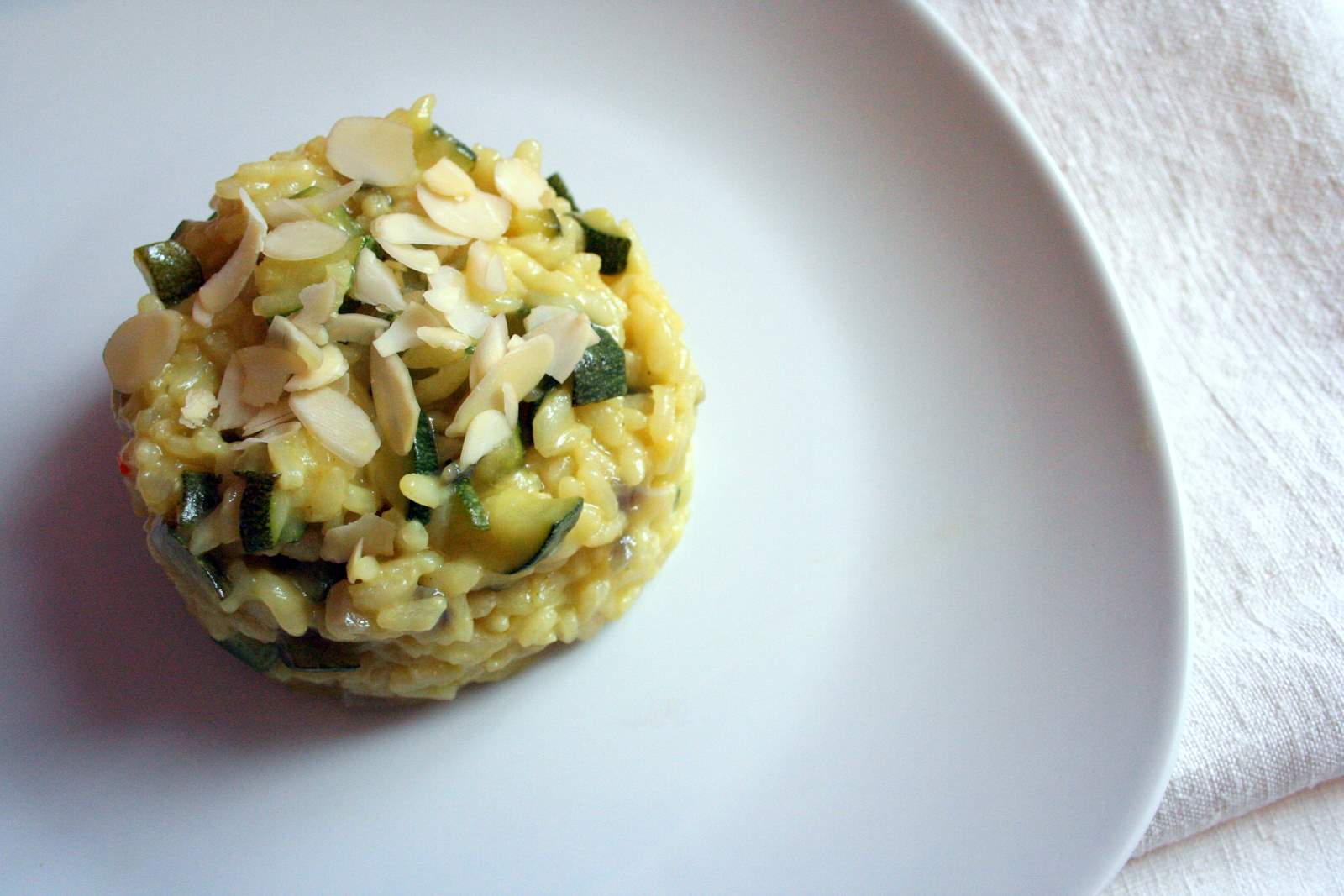 Risotto cremoso alle zucchine con mandorle