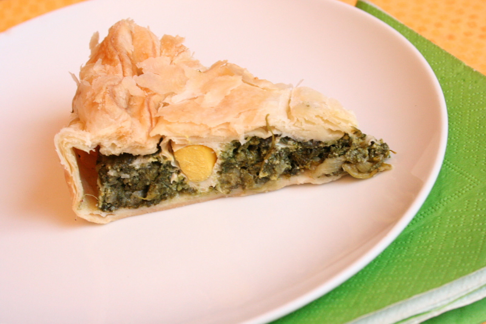 Torta con verdure verdi e uova di quaglia